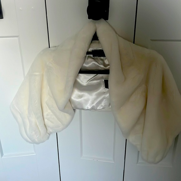Worn once, ladies faux fur shawl, crème colour - Picture 3 of 4
